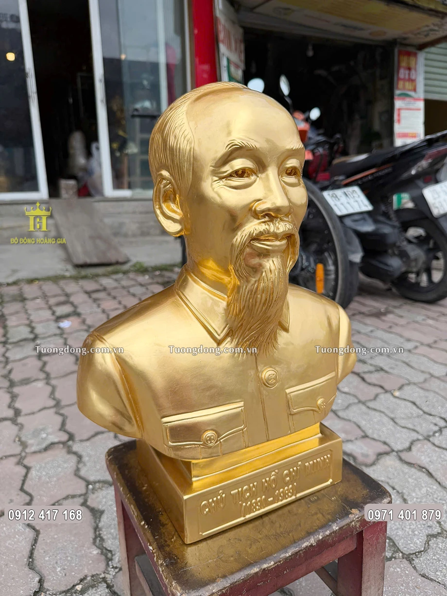 Bác được đúc theo dáng bán thân uy nghiêm